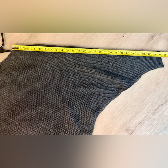 ROMEO & JULIET Women’s Gray Ribbed Crop Sweater Size Large - Picture 9 of 9